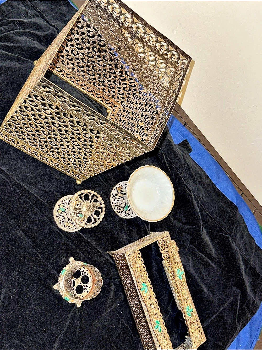 Vintage Ornate Filigree Metal Bathroom Vanity Set – 5 Pieces – Turquoise Floral